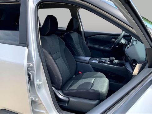 Used 2024 Nissan Rogue SV FWD image 9