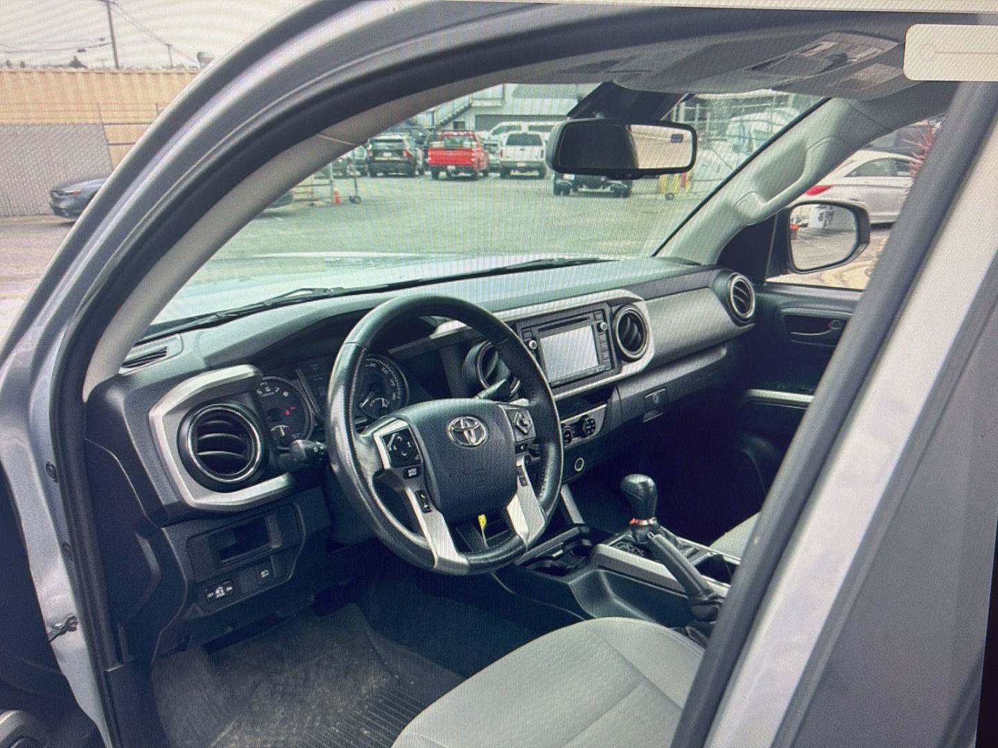 Used 2018 Toyota Tacoma SR5 AWD/4WD image 15
