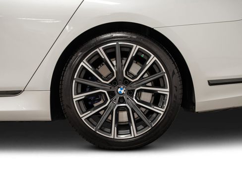 Used 2022 BMW 750i xDrive w/ M Sport Package image 19