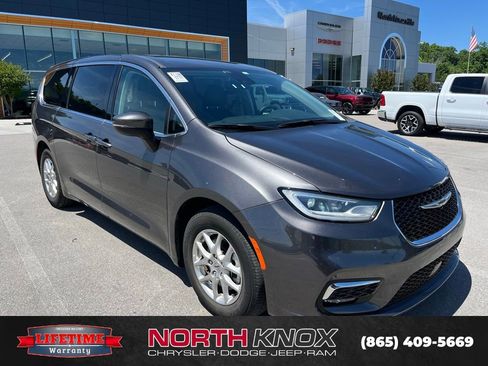Used 2023 Chrysler Pacifica Touring-L FWD image 2