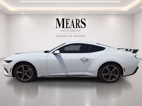 Used 2025 Ford Mustang Coupe RWD image 2