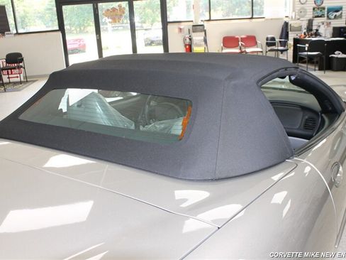 Used 2000 Chevrolet Corvette Convertible w/ Performance Handling Pkg RWD image 17