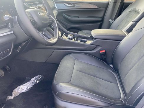 New 2025 Jeep Grand Cherokee Altitude image 13