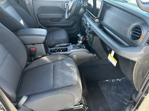 New 2025 Jeep Gladiator Mojave w/ Convenience Group image 8