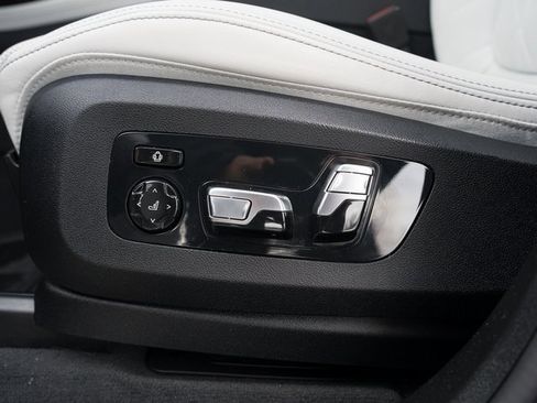 Used 2023 BMW X7 xDrive40i w/ Premium Package image 21