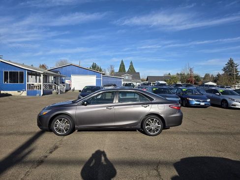 Used 2015 Toyota Camry LE image 8