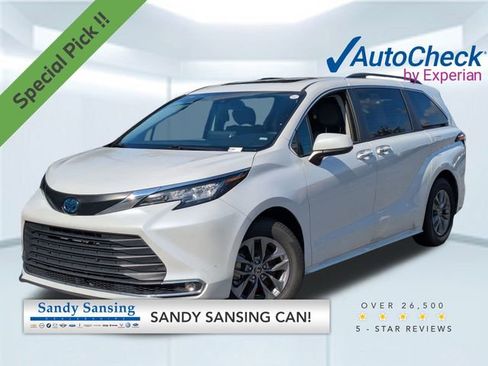 Used 2023 Toyota Sienna XLE image 1