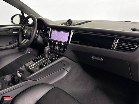 Certified 2026 Porsche Macan AWD/4WD image 29