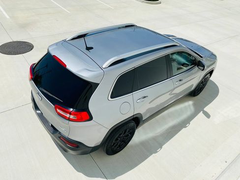 Used 2017 Jeep Cherokee Latitude FWD image 11