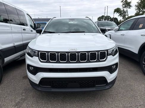 Used 2025 Jeep Compass Latitude AWD/4WD image 3