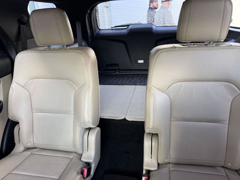 Used 2017 Ford Explorer XLT w/ Equipment Group 202A AWD/4WD image 17