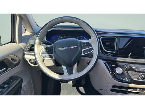 Used 2018 Chrysler Pacifica Limited FWD image 13