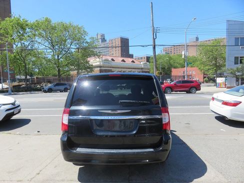 Used 2014 Chrysler Town & Country S FWD image 8