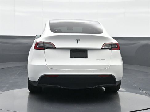 Used 2022 Tesla Model Y Long Range image 16