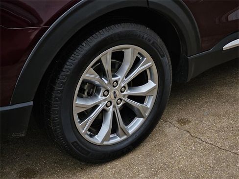 Used 2022 Ford Explorer XLT w/ Equipment Group 202A image 8