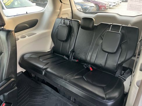 Used 2020 Chrysler Pacifica Touring-L image 15