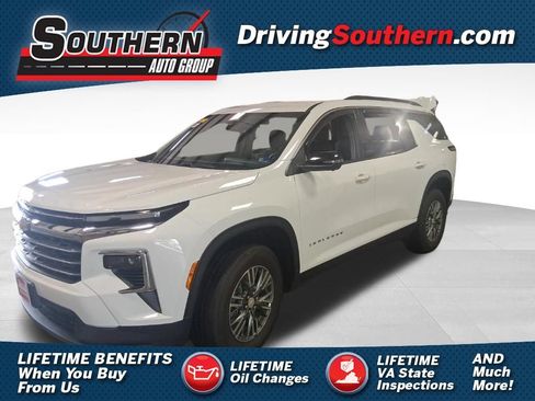 Used 2024 Chevrolet Traverse LT FWD image 1