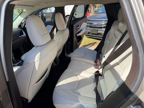 Used 2016 Jeep Cherokee Overland w/ Technology Group image 13