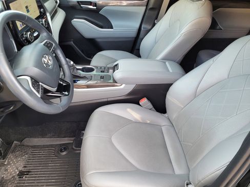 Used 2024 Toyota Highlander Platinum image 20