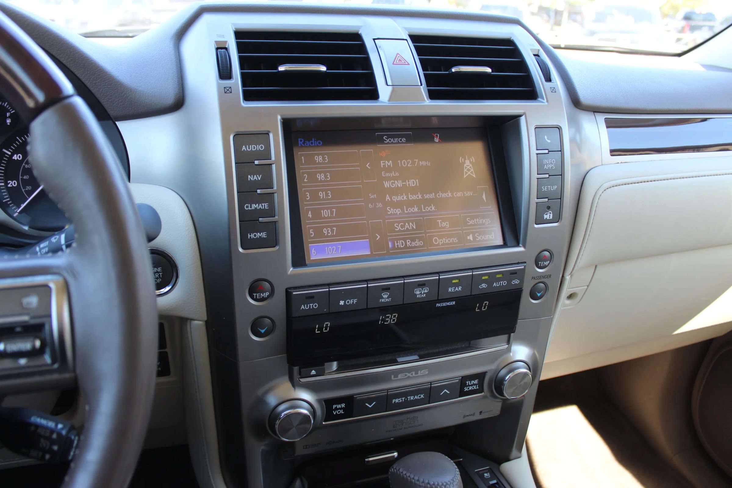 Used 2017 Lexus GX 460 Luxury w/ Preferred Accessory Package AWD/4WD image 18