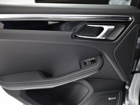 Certified 2025 Porsche Macan image 27