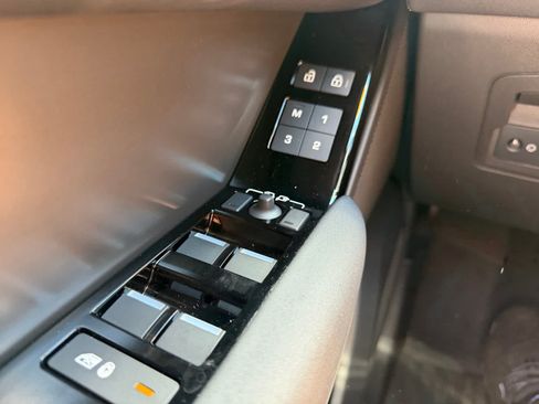 Used 2025 Land Rover Range Rover Velar Dynamic SE AWD/4WD image 30