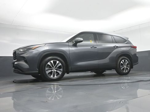 Used 2021 Toyota Highlander XLE AWD/4WD image 70