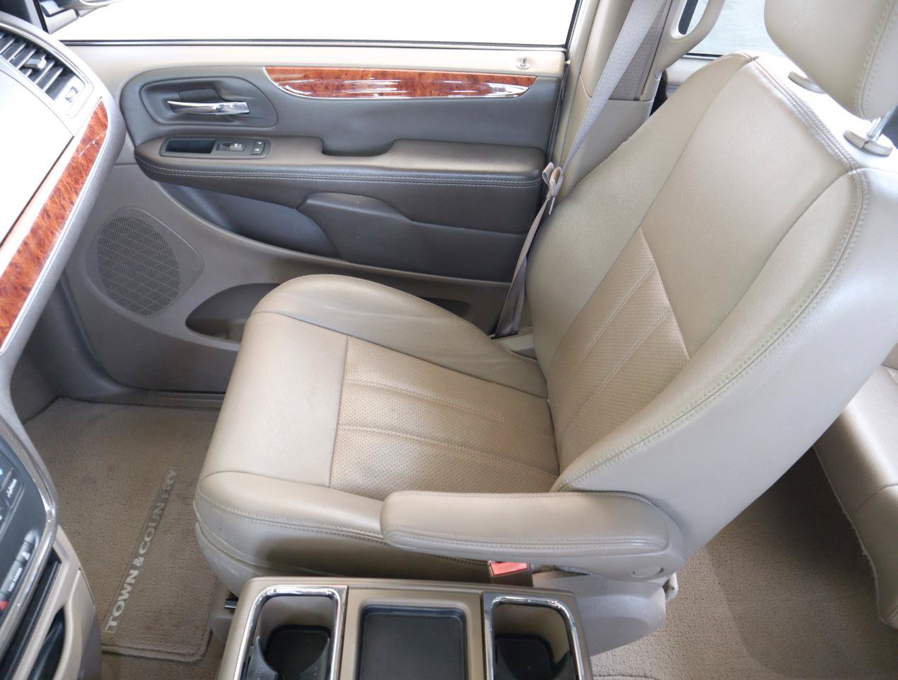 Used 2016 Chrysler Town & Country Touring-L w/ Driver Convenience Group FWD image 19