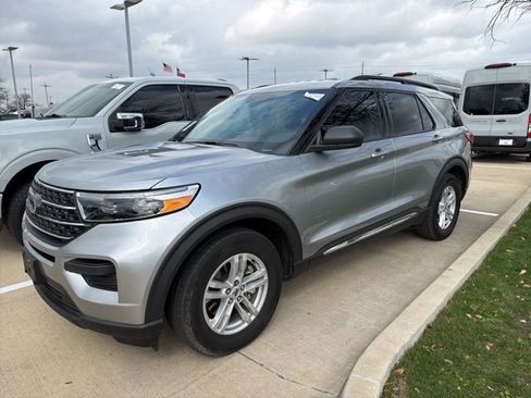 Certified 2023 Ford Explorer XLT image 3