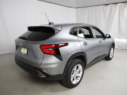 Used 2024 Chevrolet Trax LS w/ LS Convenience Package image 3