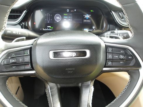 Used 2022 Jeep Grand Cherokee Limited 4xe w/ Luxury Tech Group II image 18