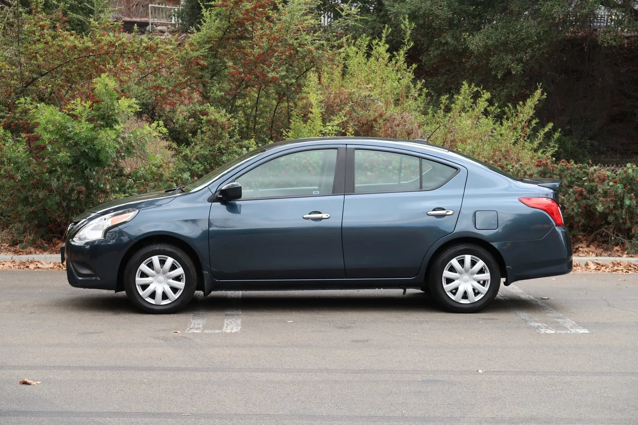 Used 2016 Nissan Versa SV w/ SV Tech Package FWD image 5