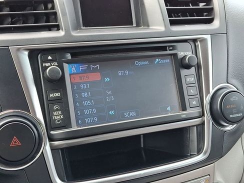 Used 2013 Toyota Highlander Plus w/ Cold Weather Pkg image 19