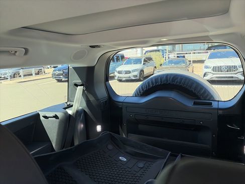 Used 2025 Land Rover Defender 130 X-Dynamic SE image 9