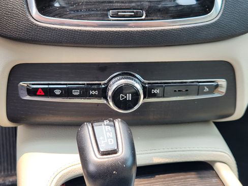 Used 2020 Volvo XC90 T6 Momentum AWD/4WD image 23
