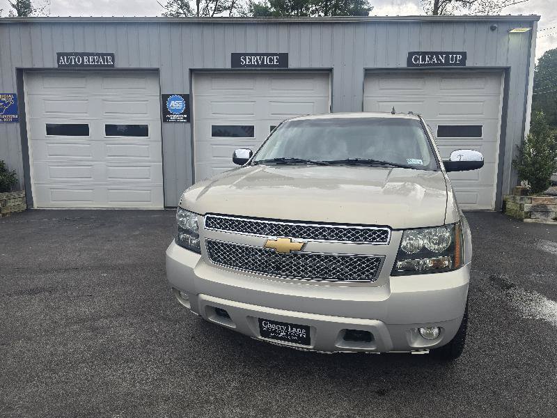 Used 2008 Chevrolet Tahoe LTZ w/ LTZ Preferred Equipment Group AWD/4WD image 2