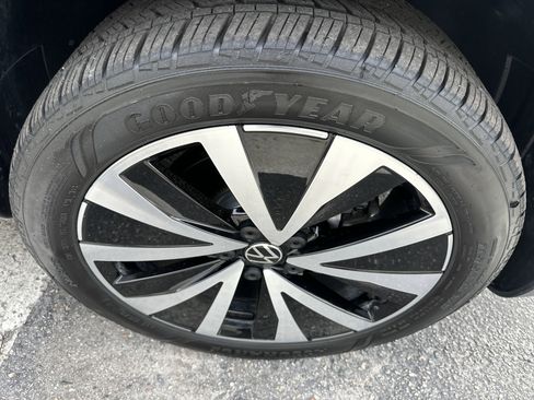 Used 2024 Volkswagen Taos SE image 6