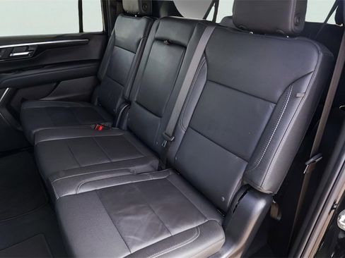 Used 2025 Chevrolet Suburban Z71 image 27