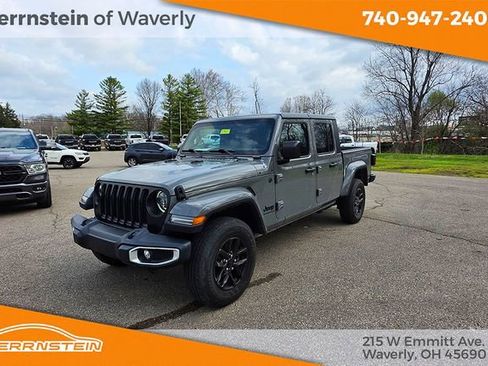 Used 2023 Jeep Gladiator Sport image 3