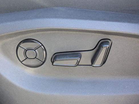 Certified 2025 Volkswagen Tiguan SE FWD image 20