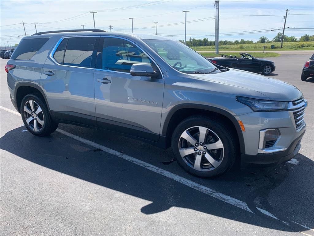 Used 2023 Chevrolet Traverse LT w/ LT Premium Package AWD/4WD image 3