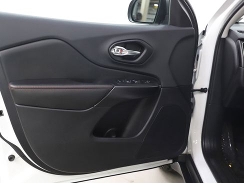 Used 2019 Jeep Cherokee Trailhawk w/ Cold Weather Group image 18