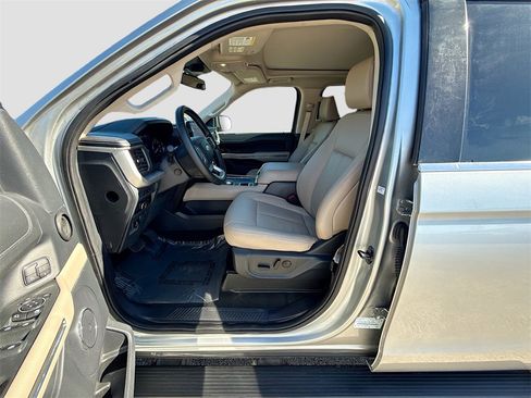 Used 2024 Ford Expedition XLT image 21
