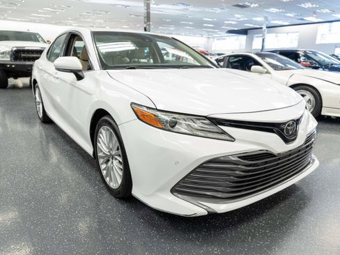 Used 2018 Toyota Camry XLE FWD image 3