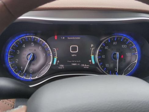 Used 2020 Chrysler Pacifica Limited w/ Tire & Wheel Group FWD image 17