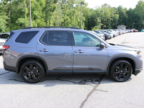 Used 2025 Honda Pilot Black Edition image 9
