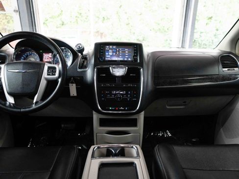 Used 2016 Chrysler Town & Country Touring FWD image 19