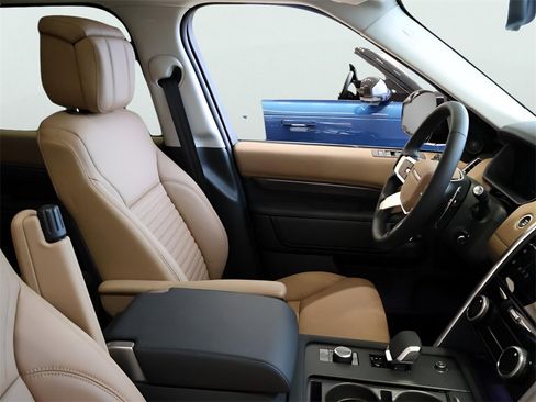 Used 2025 Land Rover Discovery Metropolitan Edition image 19