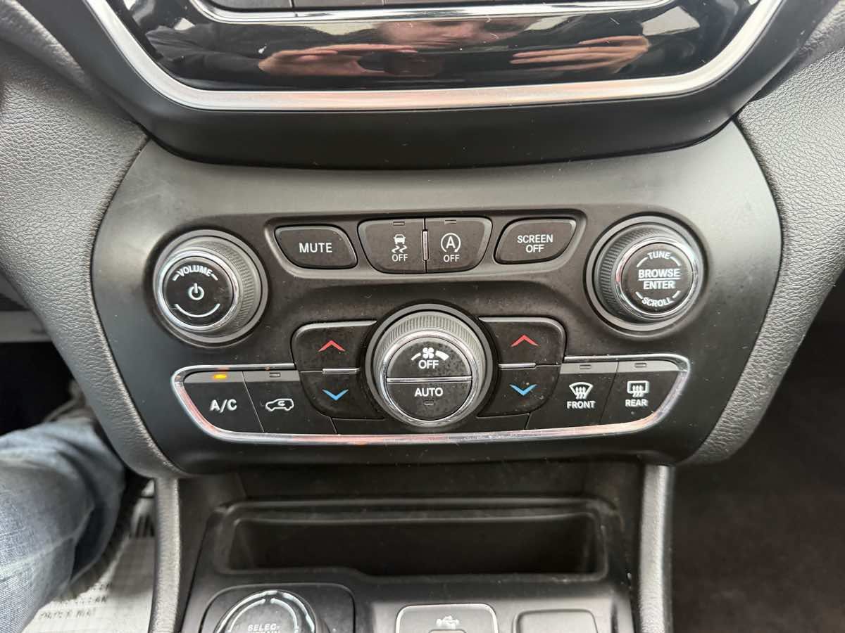 Used 2019 Jeep Cherokee Limited w/ Trailer Tow Group AWD/4WD image 36