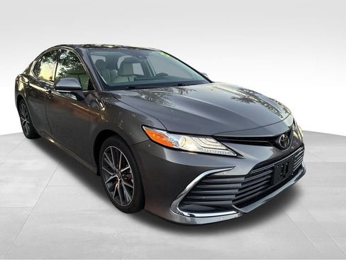 Used 2021 Toyota Camry XLE image 7